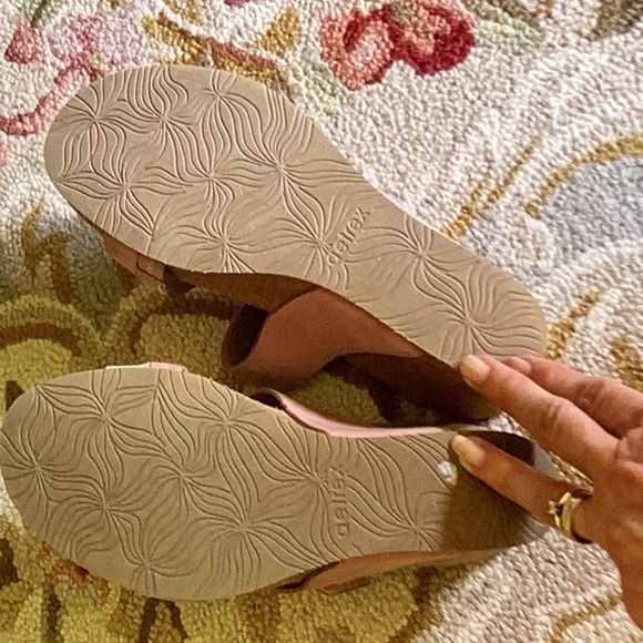 Aetrex Kimmy sandals, EUC Size 37 or 7.  Arch support sandal. 2 1/2” heel wedge. - Picture 8 of 9